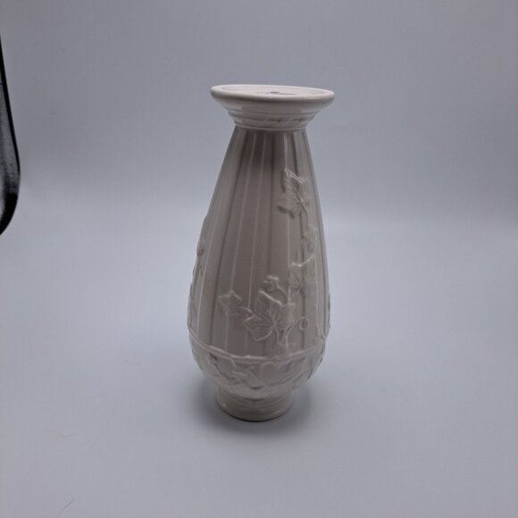 Wedgwood White Classic Garden Vase Grapes Leaves Embossed 7.5" England 1996 - Picture 7 of 9